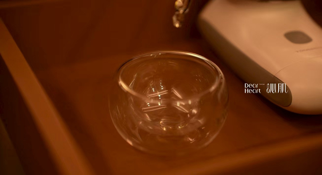 Minimalist spa setup with glass bowl and professional head spa equipment